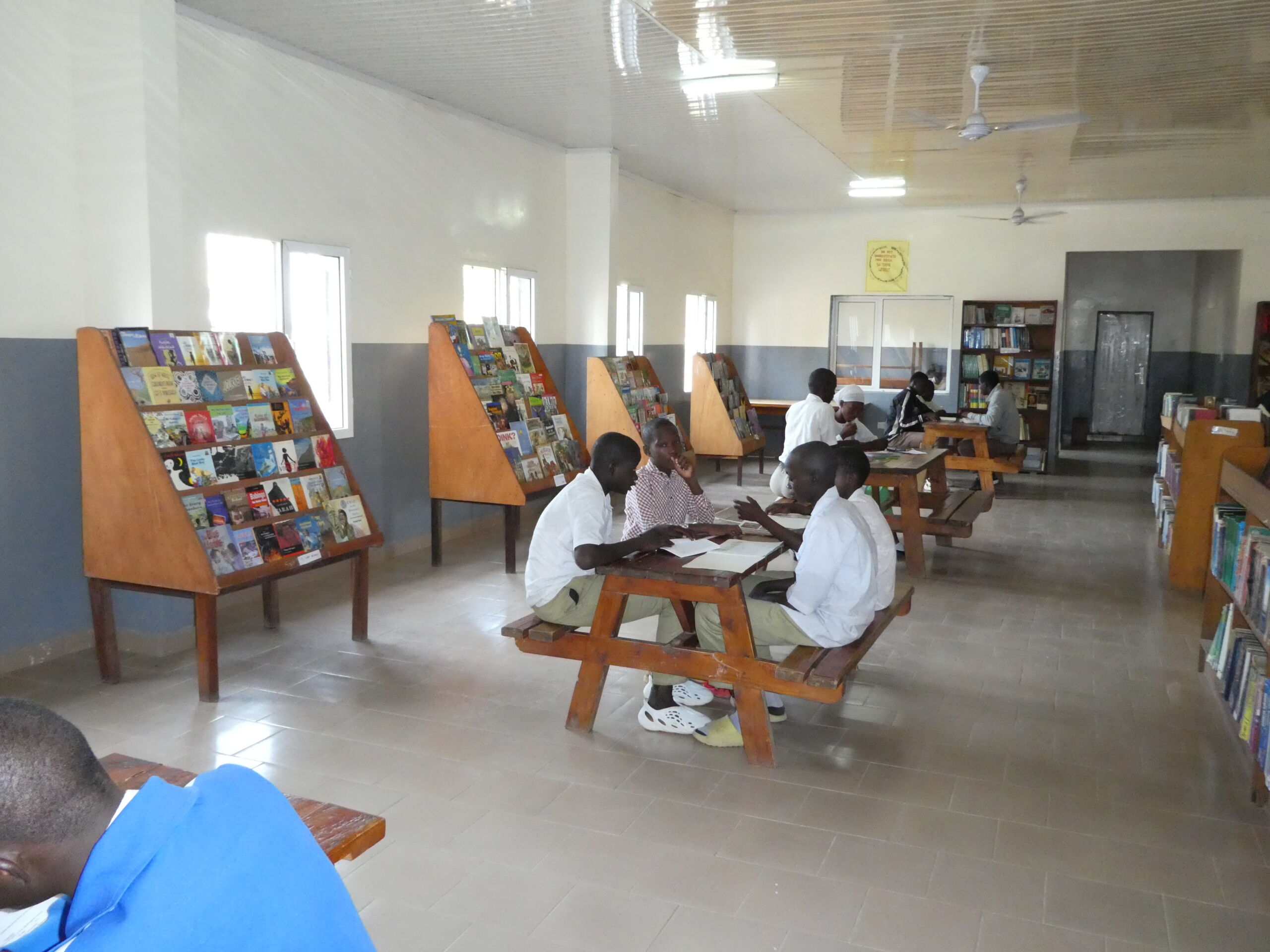 Schulbibliothek in Gambia